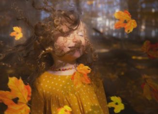Fetiță care se joacă cu frunze